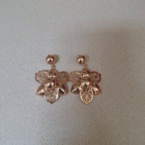 ROSE GOLD FLOWER EARRING.